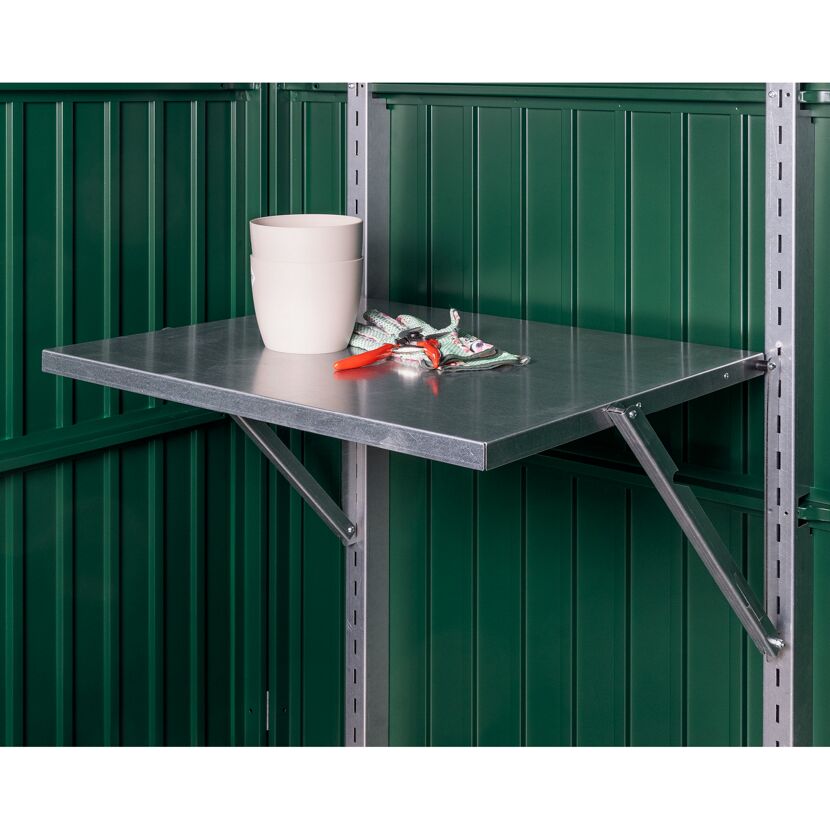 Klapptisch mit Blumentöpfen und Gartenschere