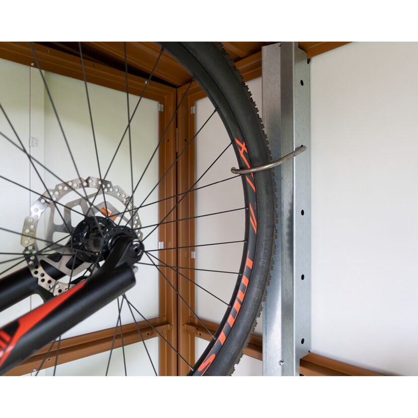 Fahrrad hängt an einem Haken an der Wand.