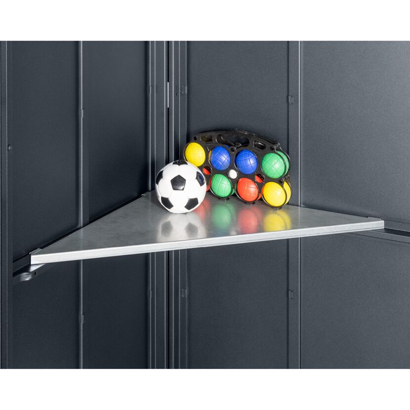 Eckregal mit Fußball und Boccia-Kugeln