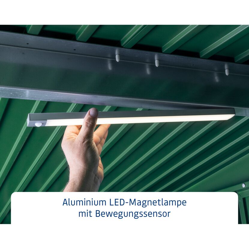 Person hält LED-Magnetlampe mit Bewegungssensor