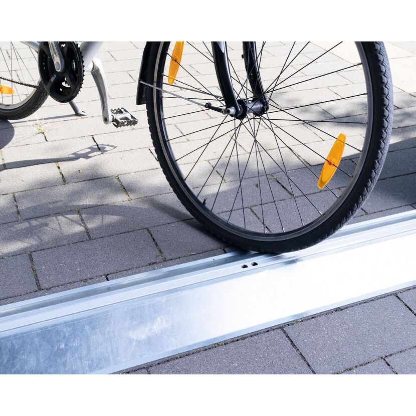Fahrrad auf Bodenrampe
