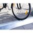Fahrrad steht auf einer silbernen Bodenrampe.