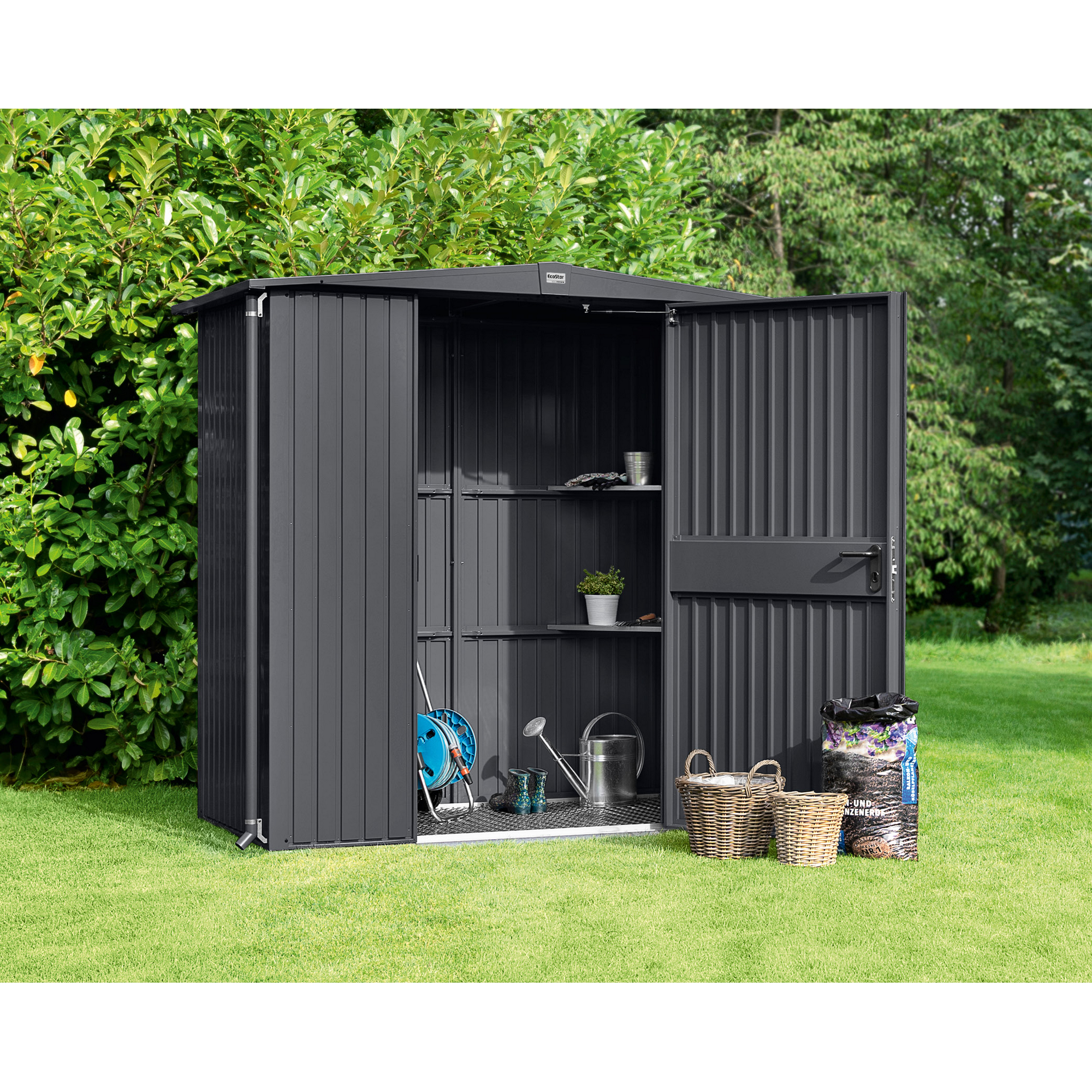 Gerätehaus Ecostar im Garten, geöffnet, mit Gartengeräten
