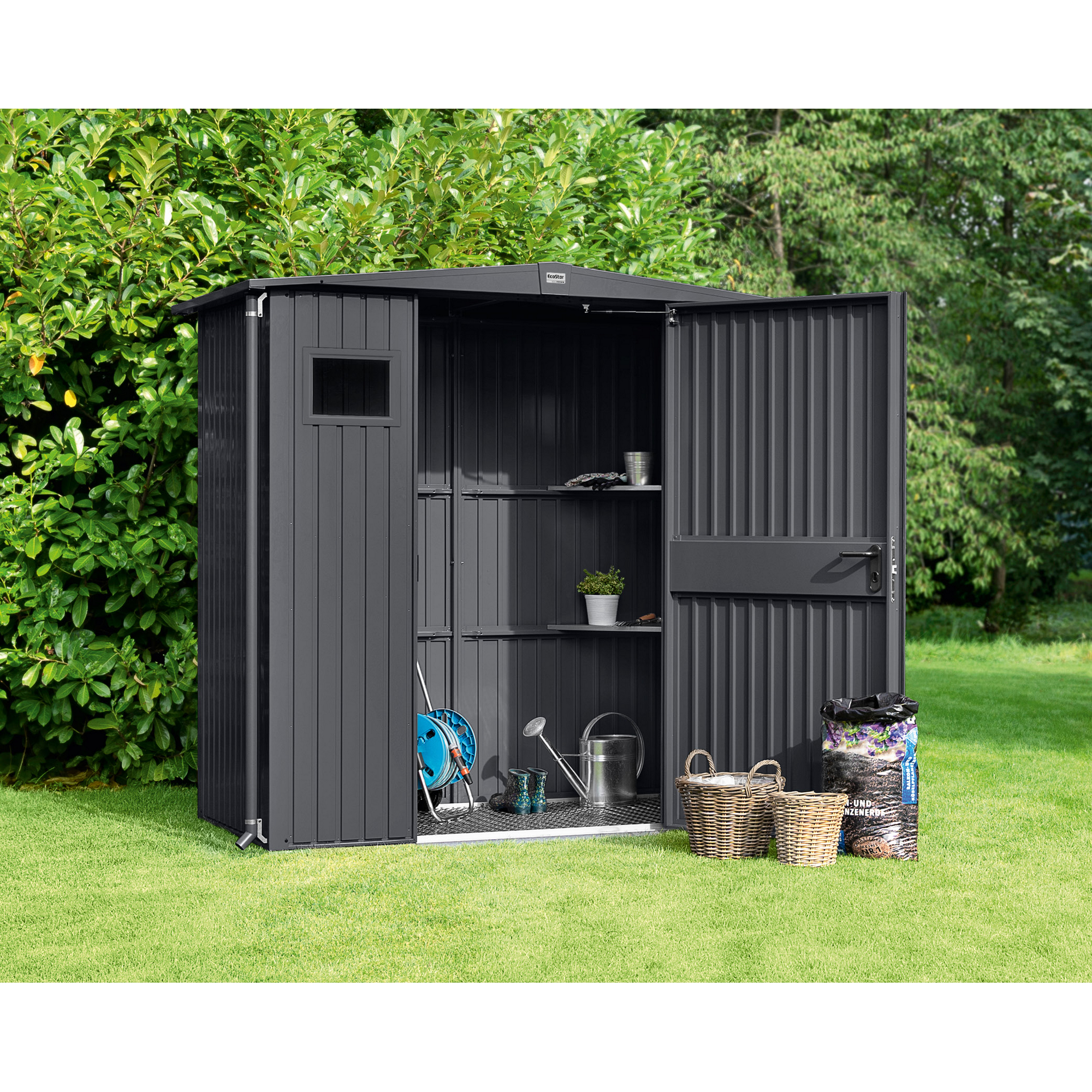 Gerätehaus EcoStar im Garten mit offener Tür