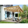 Holzterrassenüberdachung mit Tisch und Stühlen