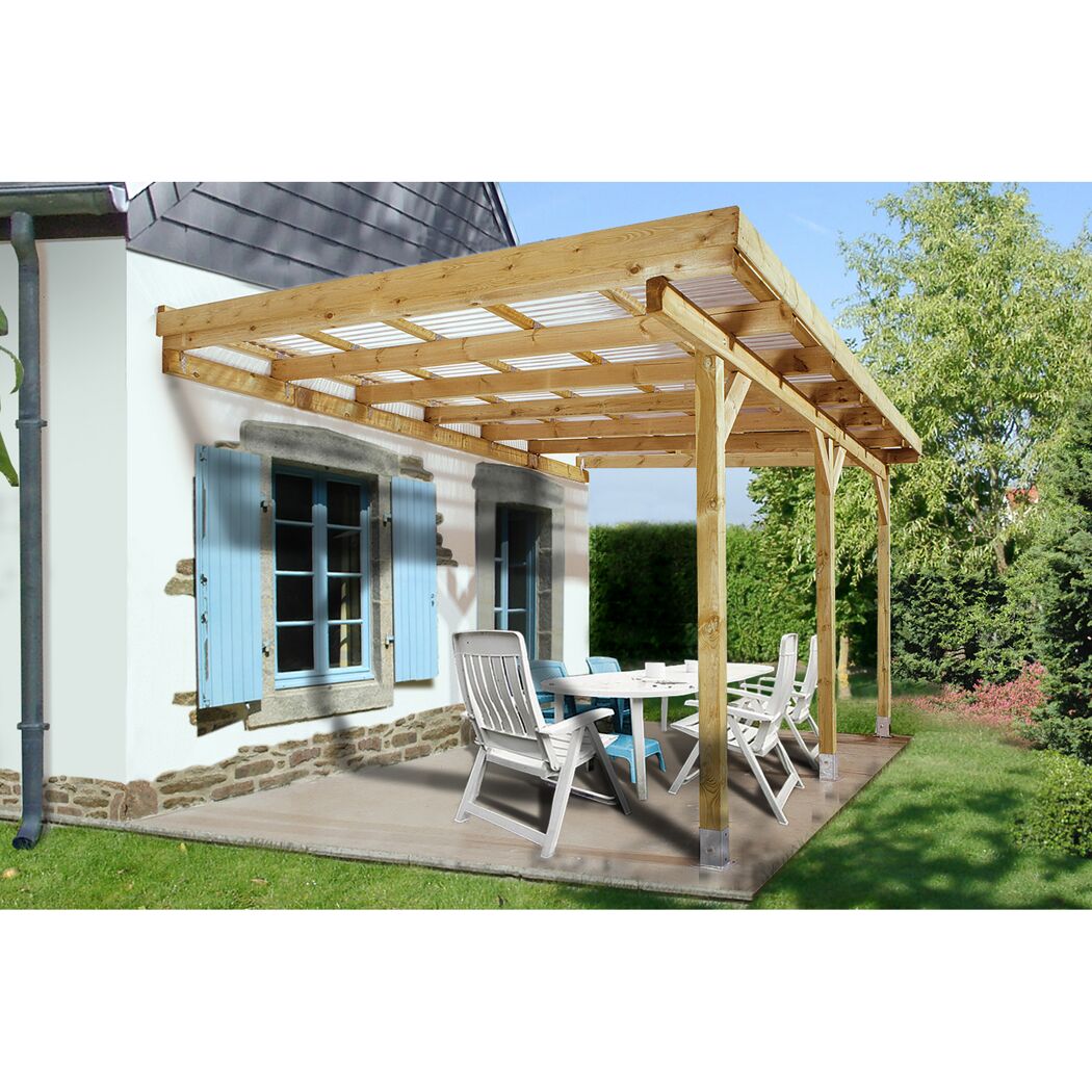 Holzterrassenüberdachung mit Tisch und Stühlen