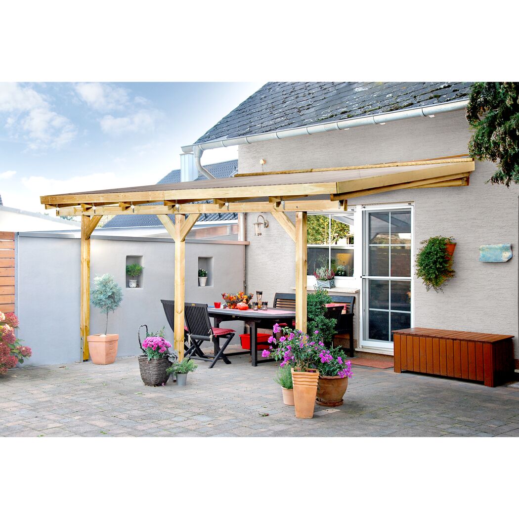 Holzüberdachung mit Tisch und Stühlen auf einer Terrasse