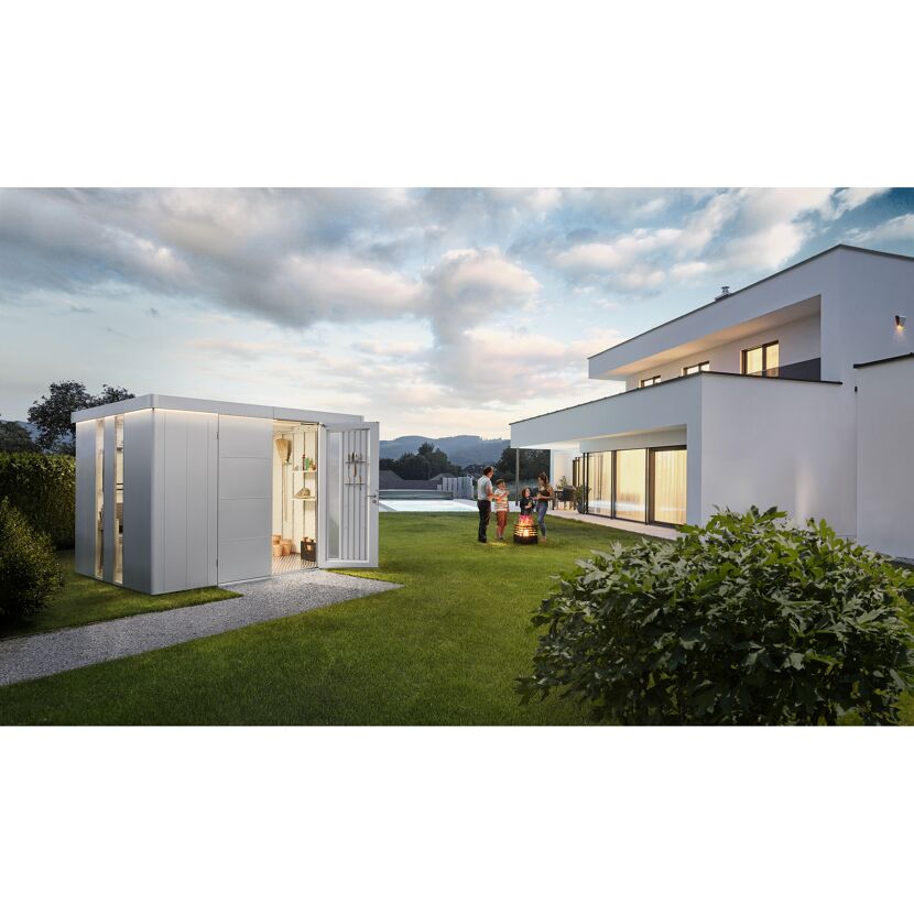 Gartenhaus mit Familie und Pool im Garten