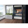Person beim Kochen in einer modernen Küche mit Balkon-Blumenkasten