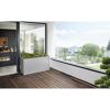 Grauer Blumenkasten auf Balkon mit Holzboden