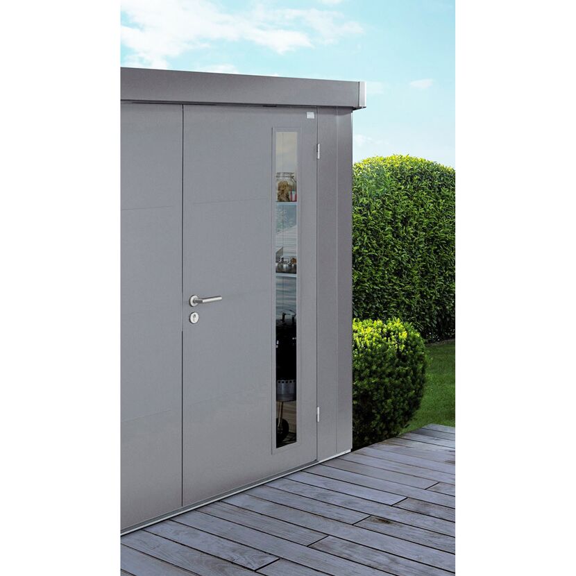 Gerätehaus Neo 3C quarzgrau-metallic im Garten auf Holzterrasse.