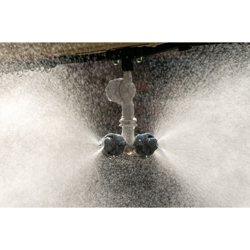 Zerstäuber sprüht Wasser