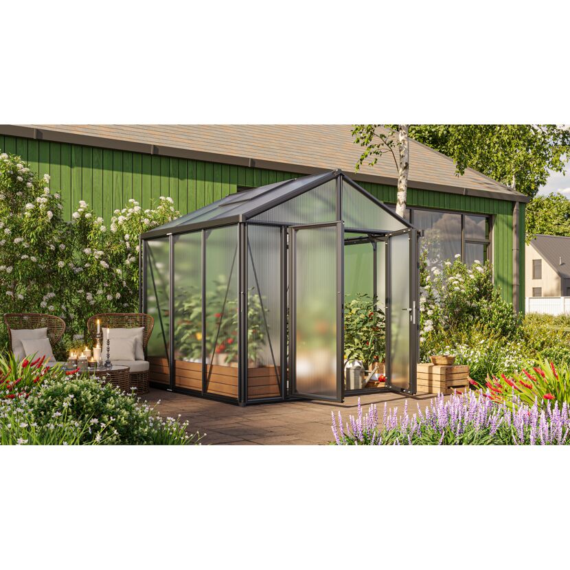 Gewächshaus Zeus Comfort mit Pflanzen im Garten