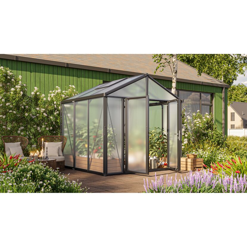 Gewächshaus Zeus Comfort mit Pflanzen im Garten