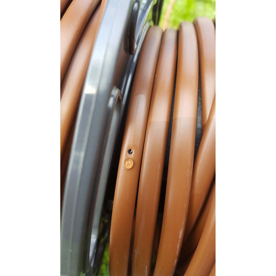 Tropfschlauch auf der Rolle mit Wassertropfen