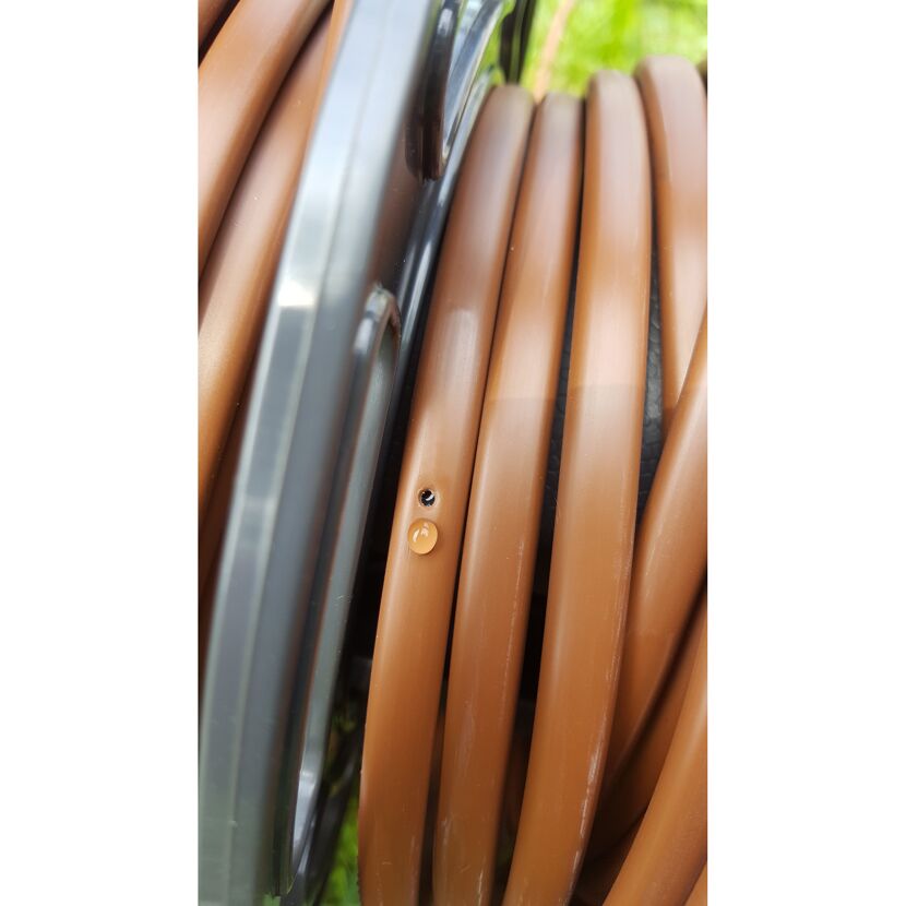Tropfschlauch auf der Rolle mit Wassertropfen
