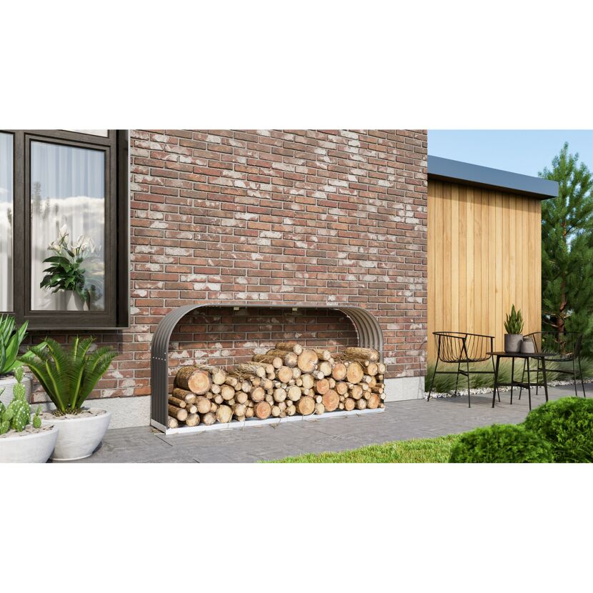 Holzstapel an Hauswand