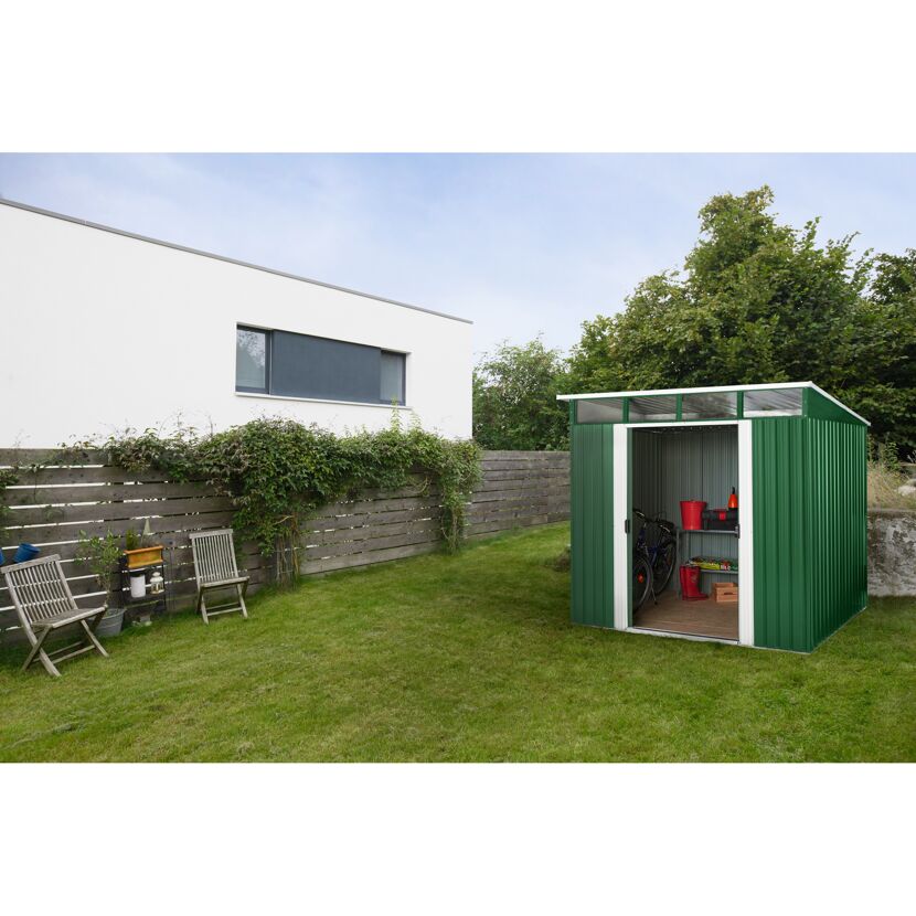 Grünes Metallgerätehaus im Garten, Tür geöffnet