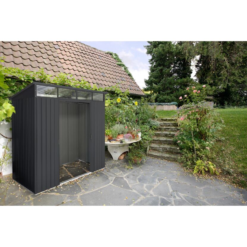 Anthrazitfarbenes Gerätehaus Lübeck im Garten