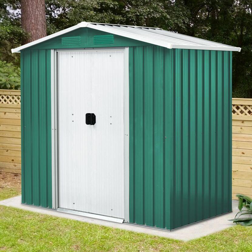 Grünes Metall-Geräteschuppen im Garten