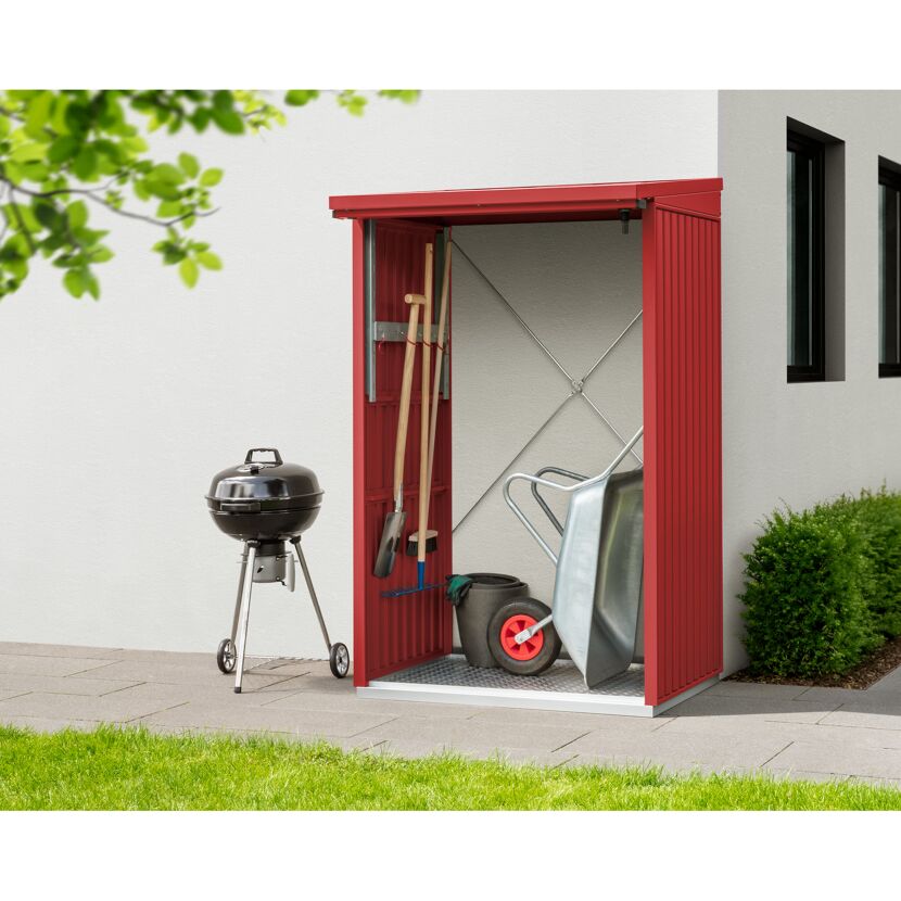 Rotes Gerätehaus mit Gartengeräten und Grill