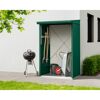 Grüner Geräteschrank mit Gartengeräten und Grill
