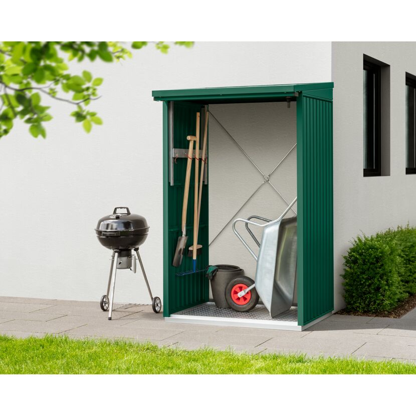 Grüner Geräteschrank mit Gartengeräten und Grill