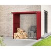 Rotes Kaminholzregal mit Holz und Stühlen