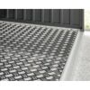 Geriffelter Metallboden eines Geräteschuppens