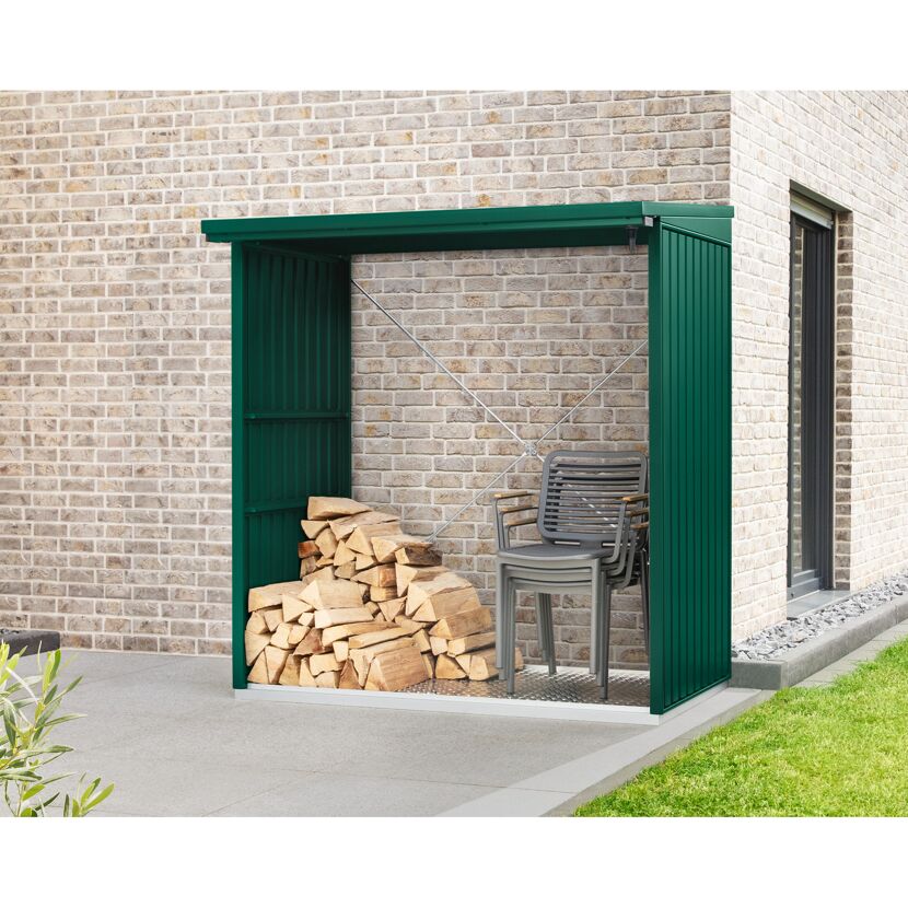 Grüner Kaminholzregal mit Holzscheiten und Stühlen