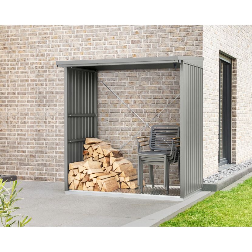 Grauer Kaminholzregal Typ 2 mit Kaminholz und Stühlen