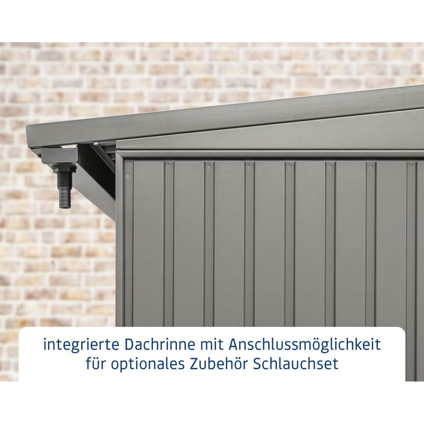 Graue Dachrinne mit Schlauchanschluss