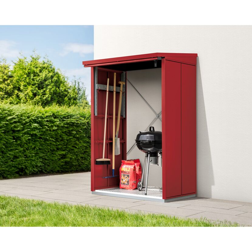 Roter Geräteschrank mit Gartengeräten und Grill