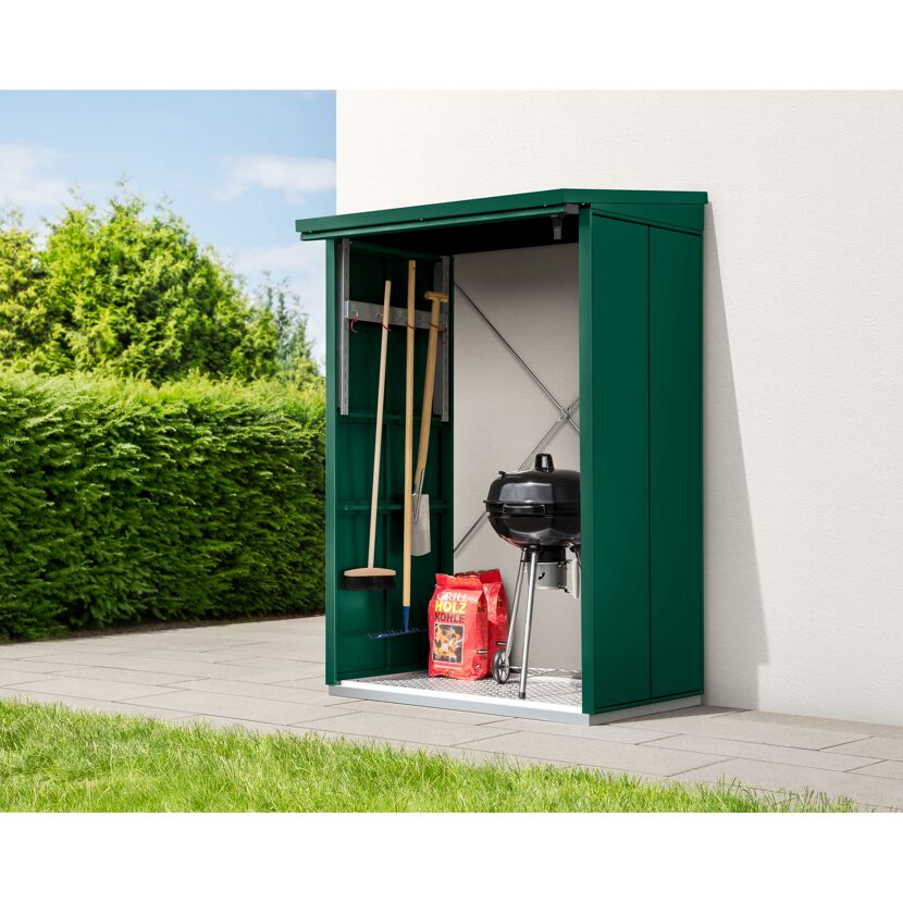 Grüner Geräteschrank mit Gartengeräten und Grill
