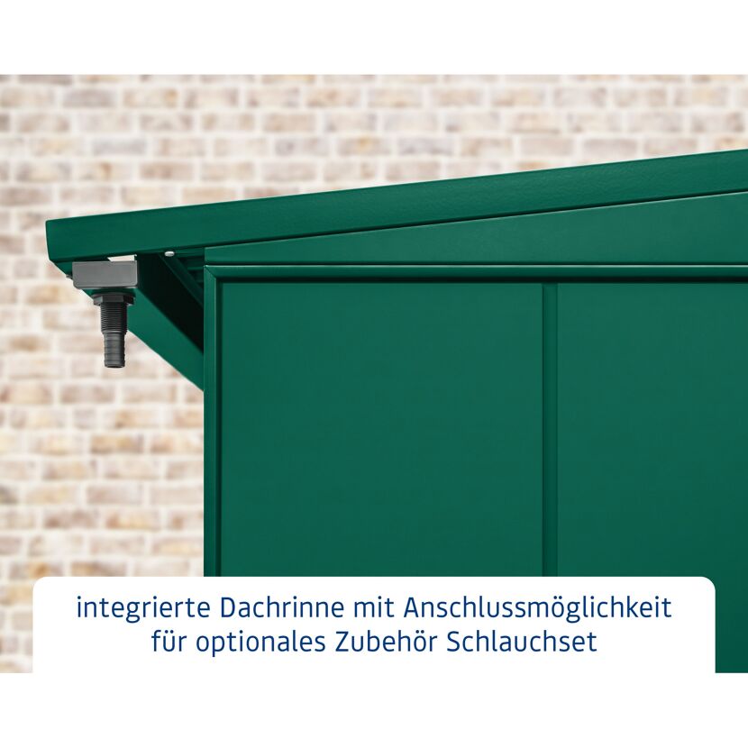 Grüne Dachrinne mit Schlauchanschluss