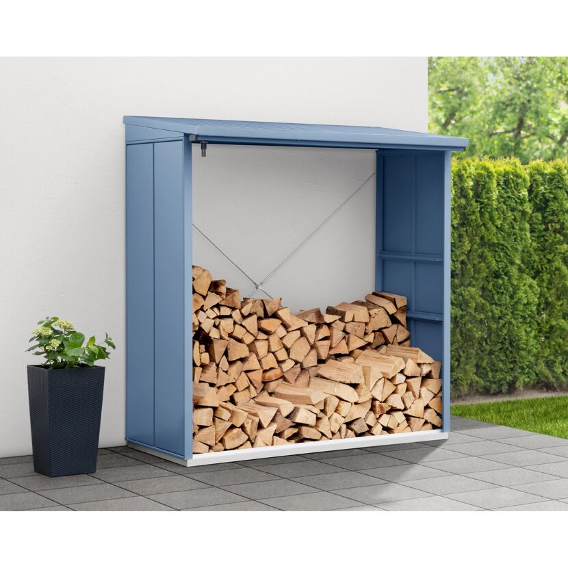 Blauer Kaminholzregal mit Brennholz gefüllt.
