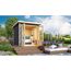 Kleines Gartenhaus mit Sofa und geöffneter Tür