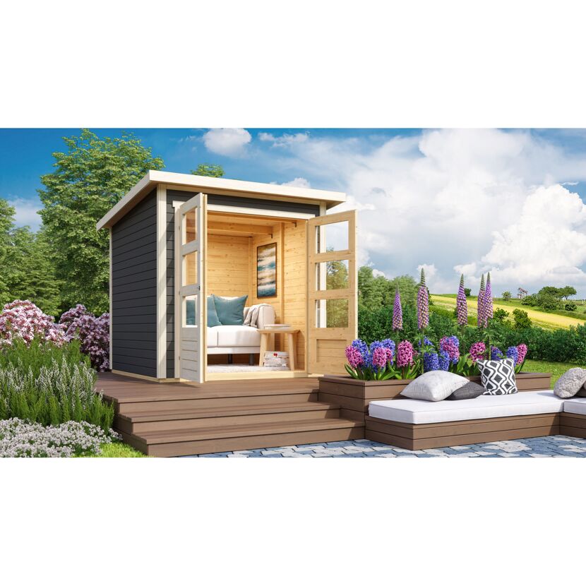 Kleines Gartenhaus mit Sofa und geöffneter Tür