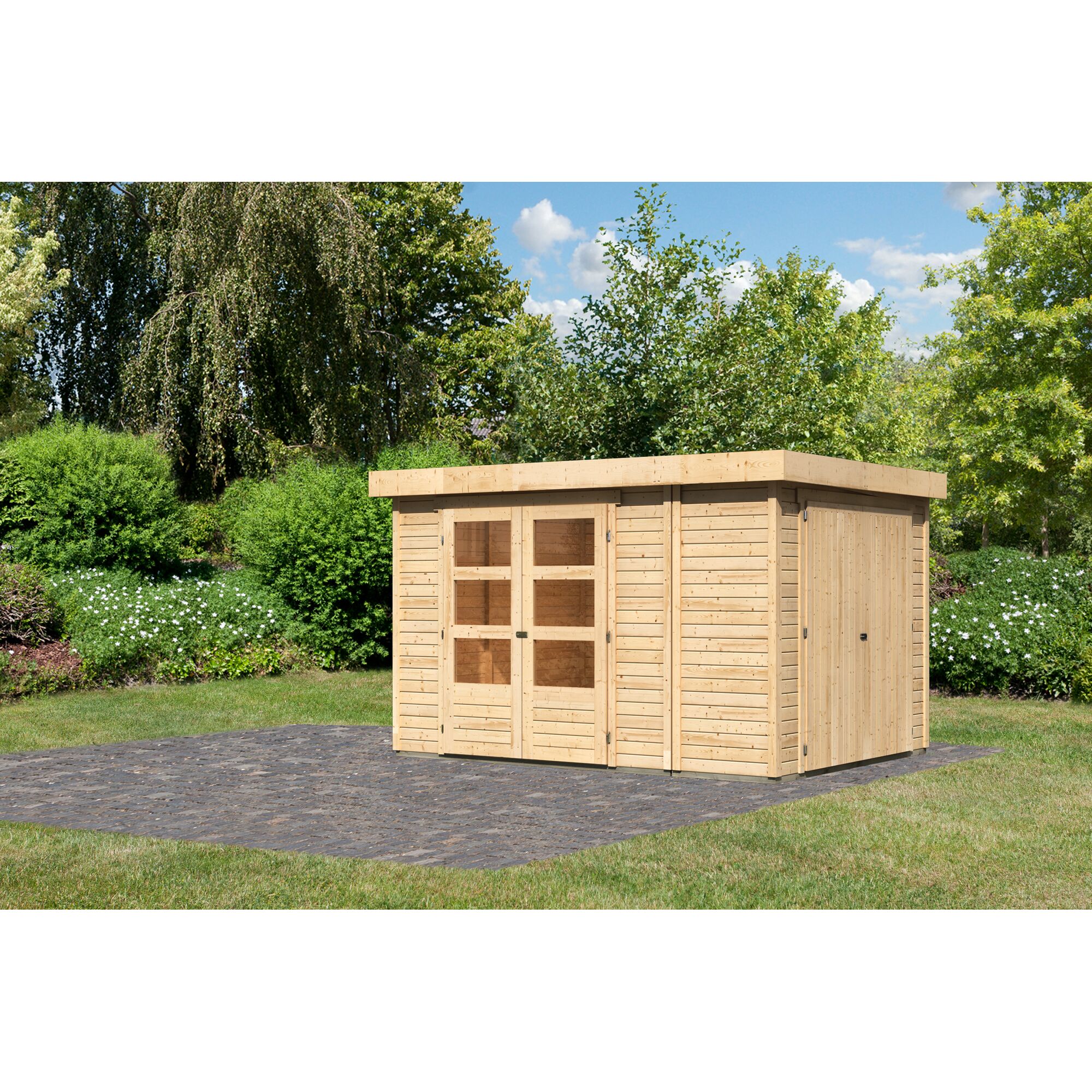 Gerätehaus aus Holz mit Doppeltür und Fenstern.