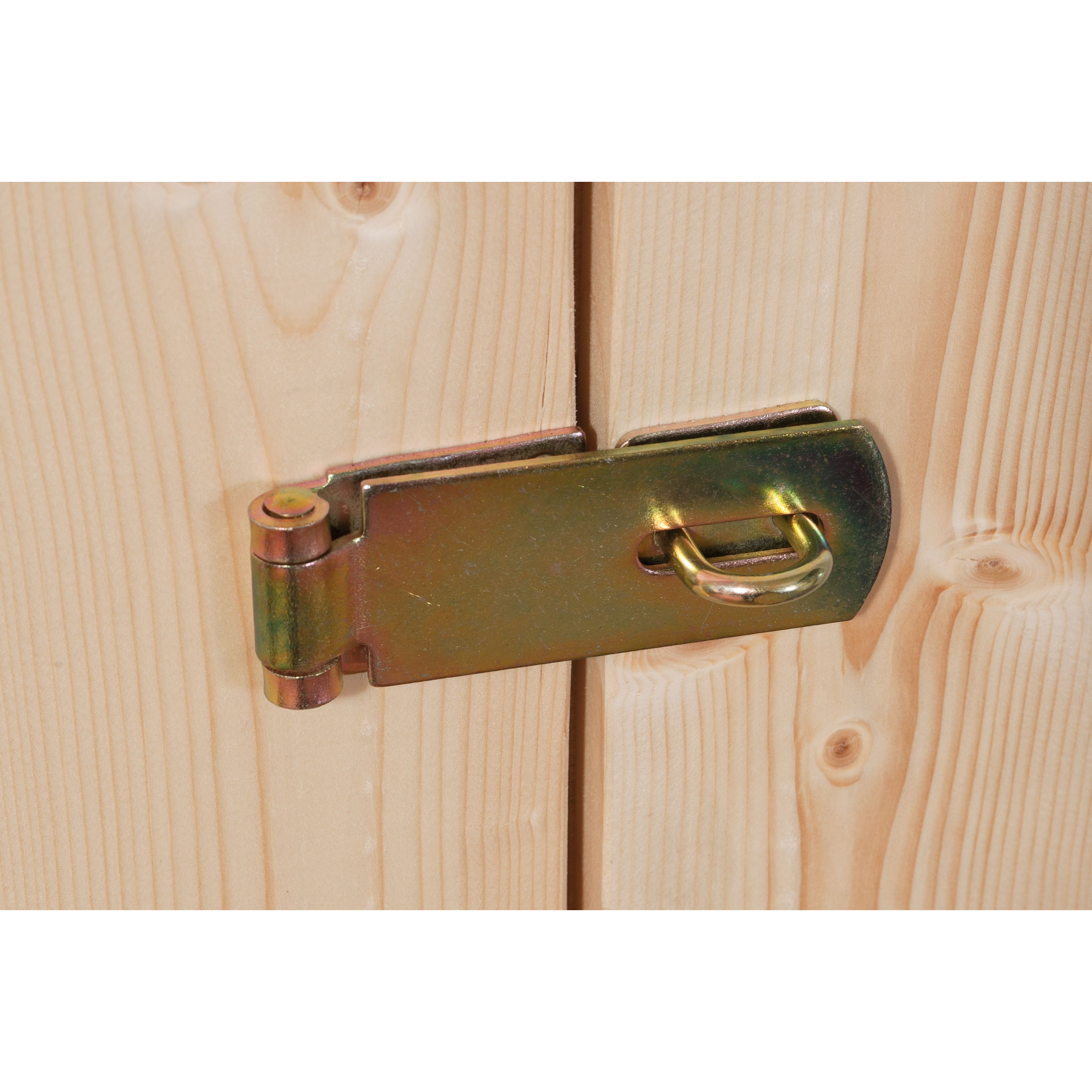 Metallverschluss an einer Holztür