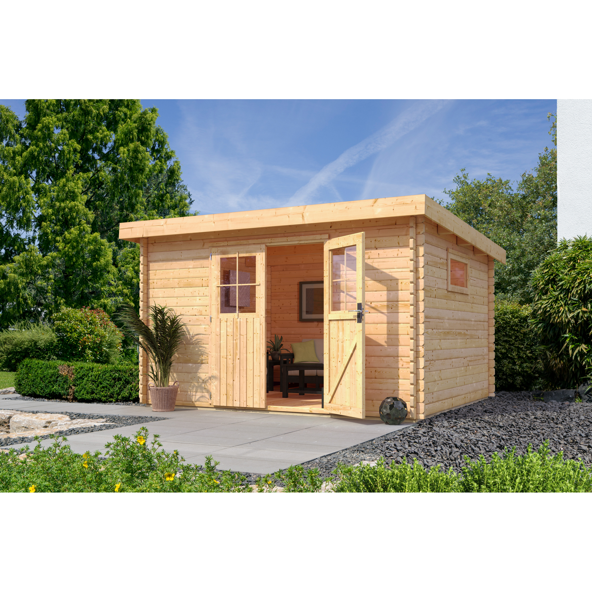 Kleines Gartenhaus aus Holz mit geöffneter Tür und Sitzecke im Inneren.