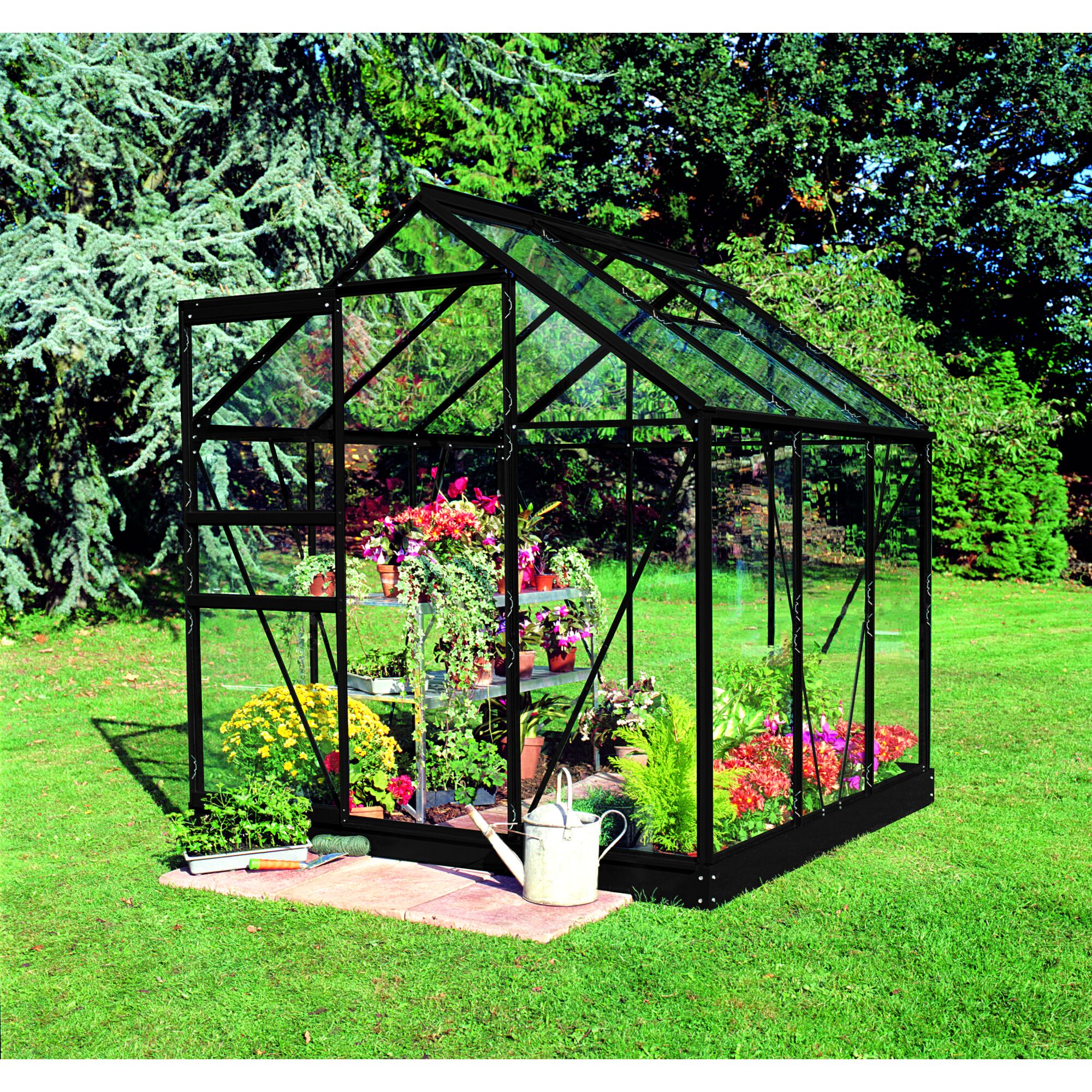 Schwarzes Gewächshaus mit Blumen und Gießkanne