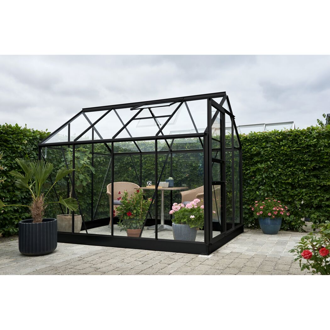 Schwarzes Gewächshaus mit Sitzecke