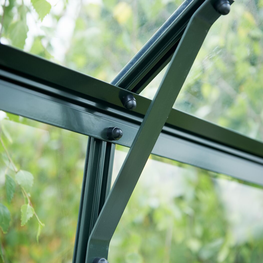 Gewächshausfenster mit geöffnetem Fensterflügel