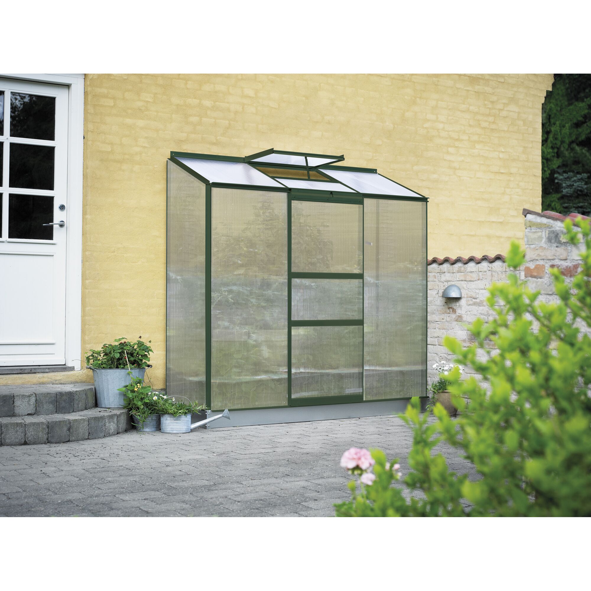 Kleines Gewächshaus an Hauswand