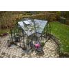 Gewächshaus mit Sitzecke im Garten