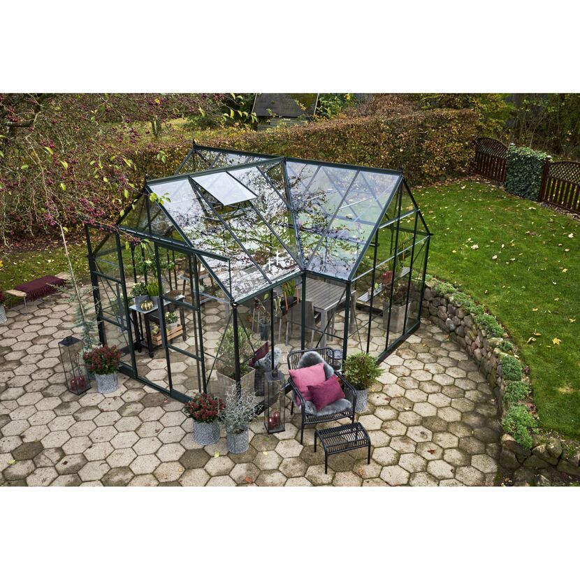 Gewächshaus mit Sitzecke im Garten