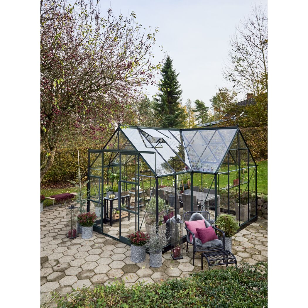 Gewächshaus mit Sitzecke im Garten
