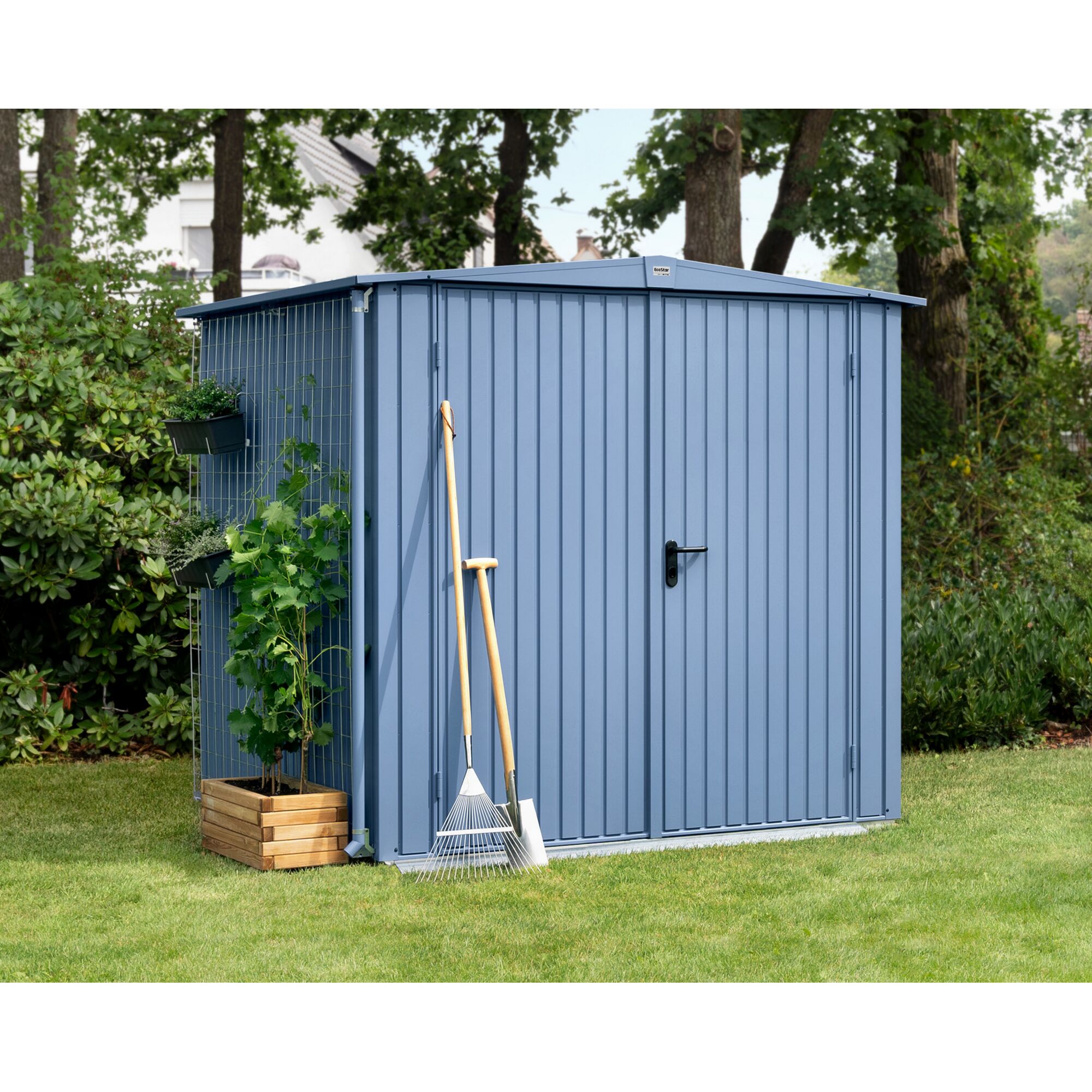 Blaues Ecostar Gerätehaus mit Rankgitter und Gartenwerkzeug