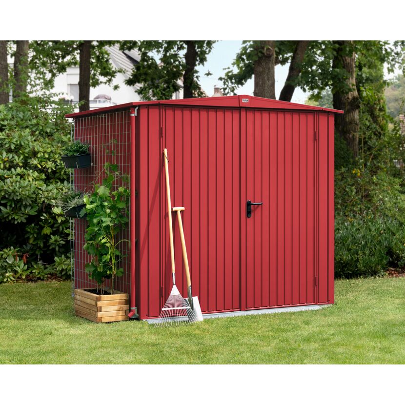 Rotes Gerätehaus Ecostar mit Rankgitter und Gartengeräten